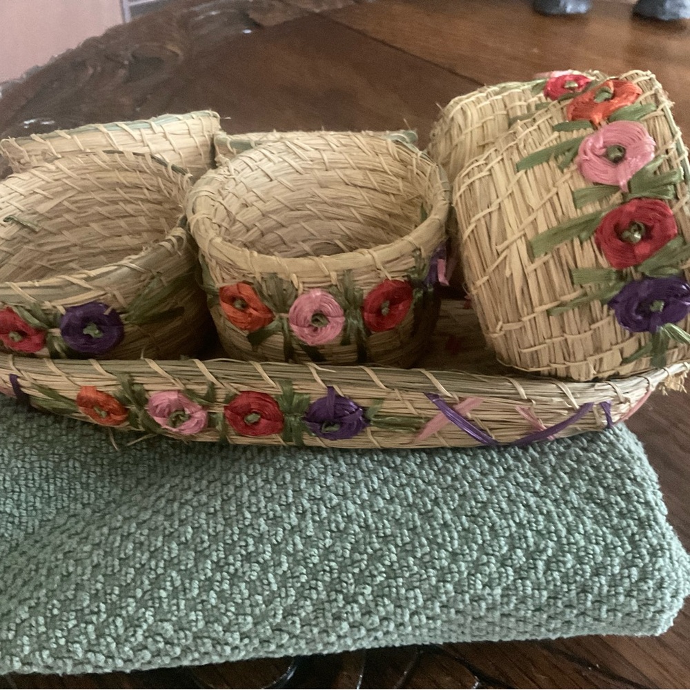 Woven straw flowered tray with 6 matching  glass holders